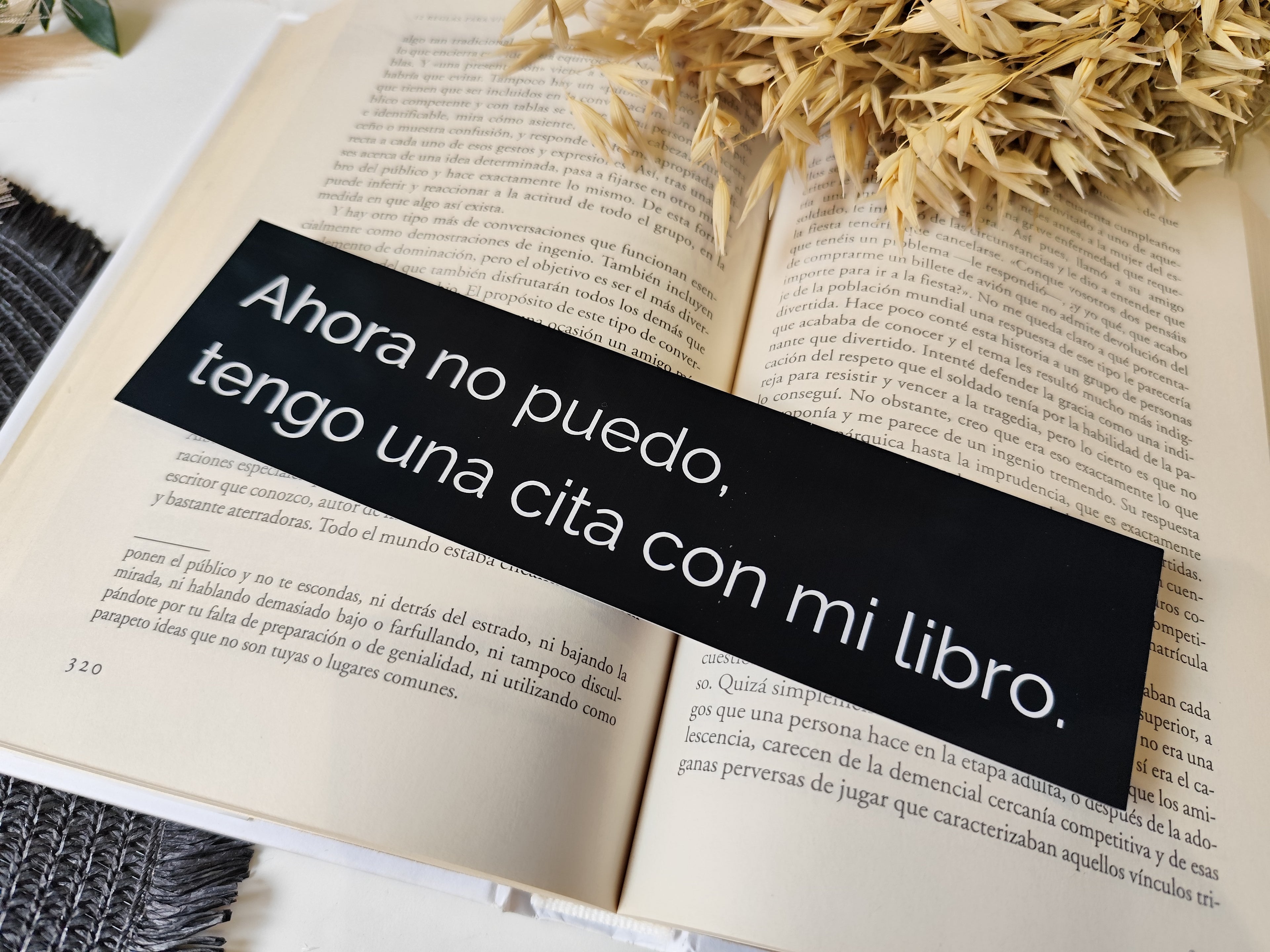 Marcapáginas negro con la frase "Ahora no puedo, tengo una cita con mi libro".